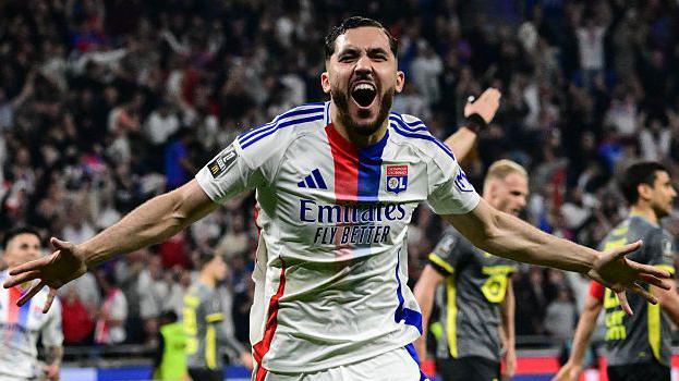 رسمی: رایان شرکی با قراردادی ۵ ساله به منچسترسیتی پیوست