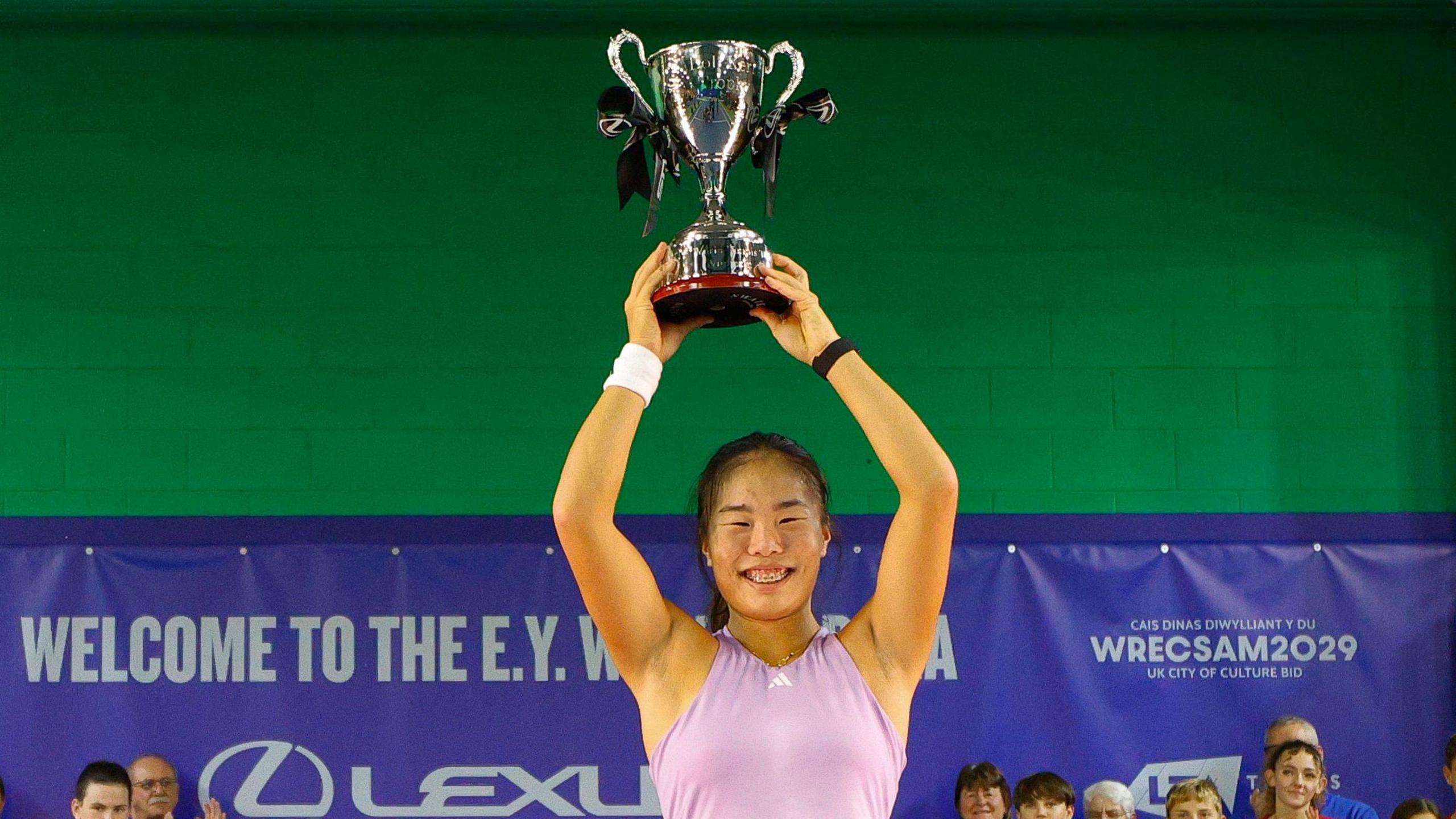 قهرمانی میمی شو در بخش انفرادی و دو نفره مسابقات تنیس Wrexham Open