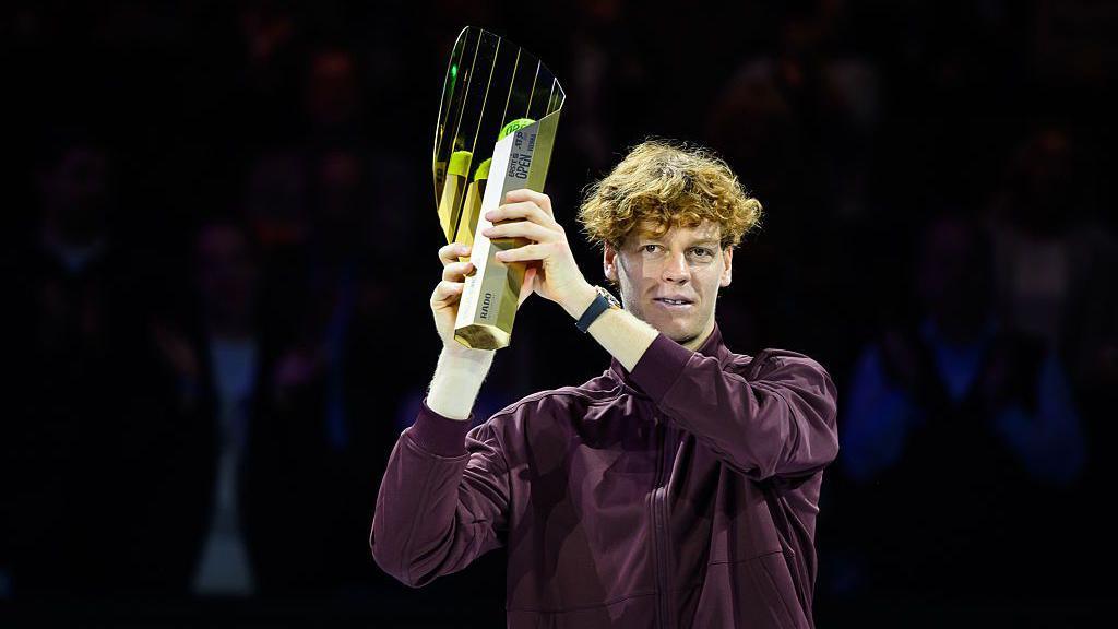 جannik Sinner با غلبه بر درد برنده تنیس Vienna Open شد؛ Joao Fonseca تاریخ‌ساز در سوئیس