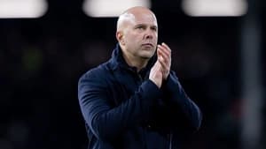 شکایت آرنه اسلات از انتقادات هواداران لیورپول: «شنیدن کسل‌کننده بودن تیمم سخت است»