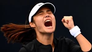 پیروزی نخست اِما رادوکانو در فصل جدید پس از وقفه بارانی