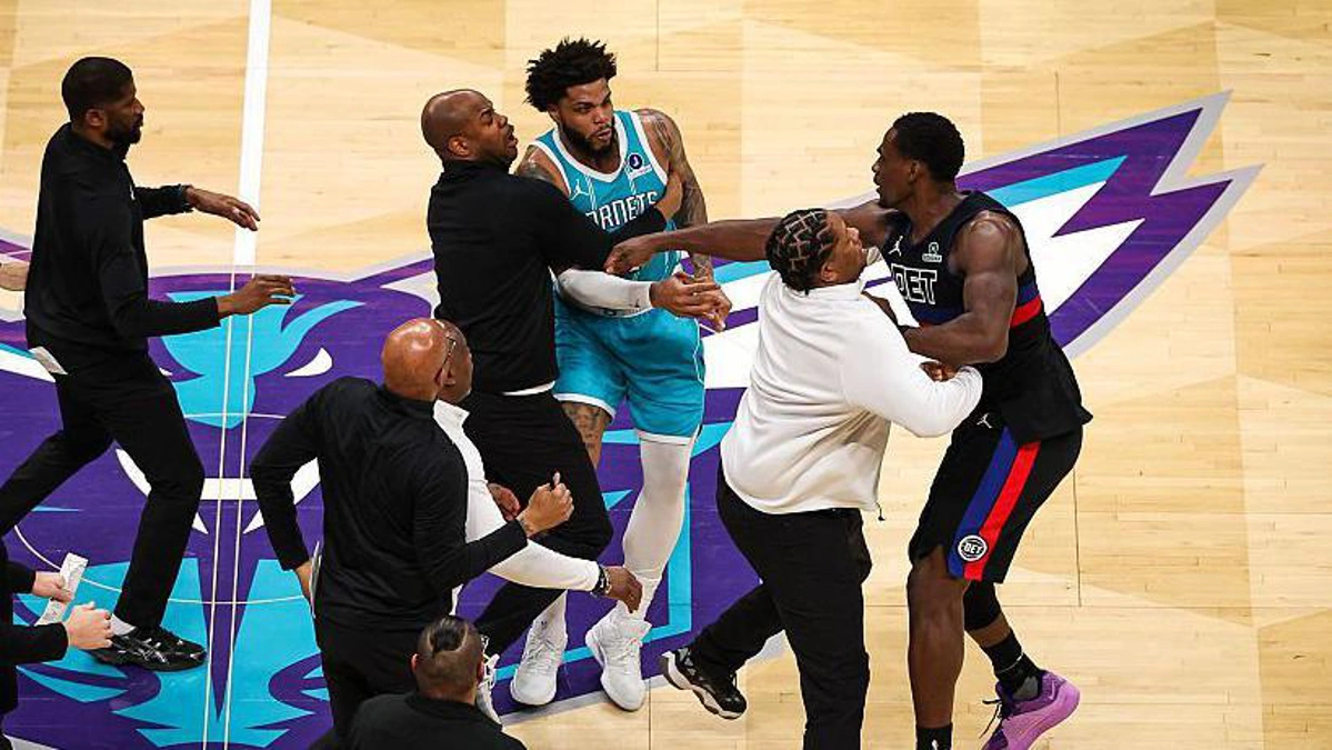 درگیری جنجالی و اخراج چهار بازیکن در بازی دیترویت پیستونز و شارلوت هورنتس در NBA