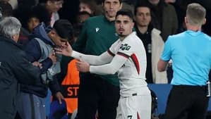 عذرخواهی پدرو نتو پس از هل دادن توپ‌جمع‌کن در دیدار چلسی و پاری سن ژرمن