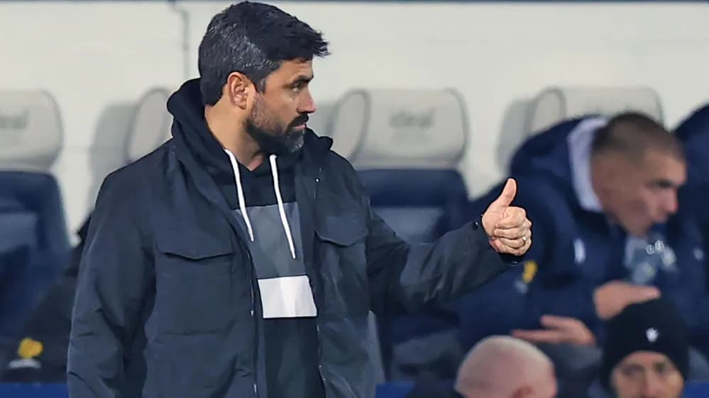 منتظر ماندن سوانزی برای پیوستن دستیاران ماتوس به دلیل مسائل حقوقی