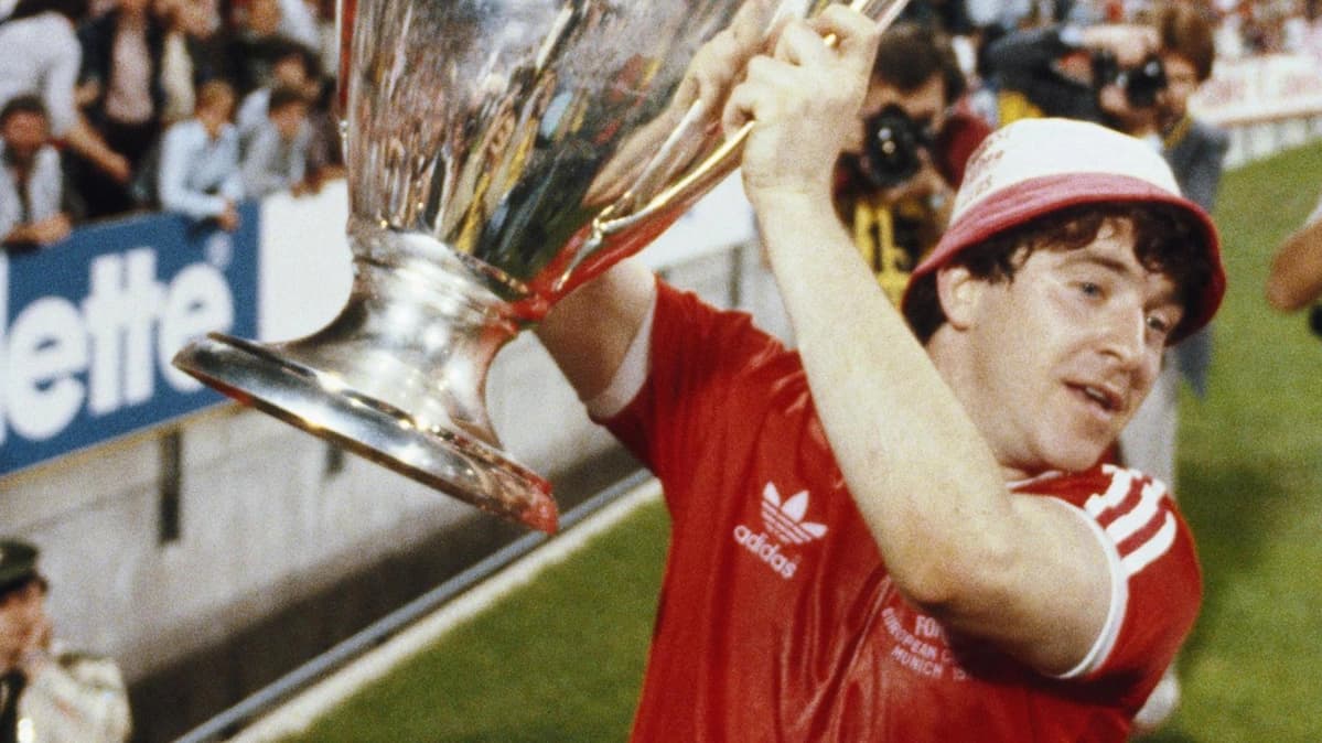 یادبود جان رابرتسون؛ هنرمند بی‌بدیل فوتبال ناتینگهام فارست