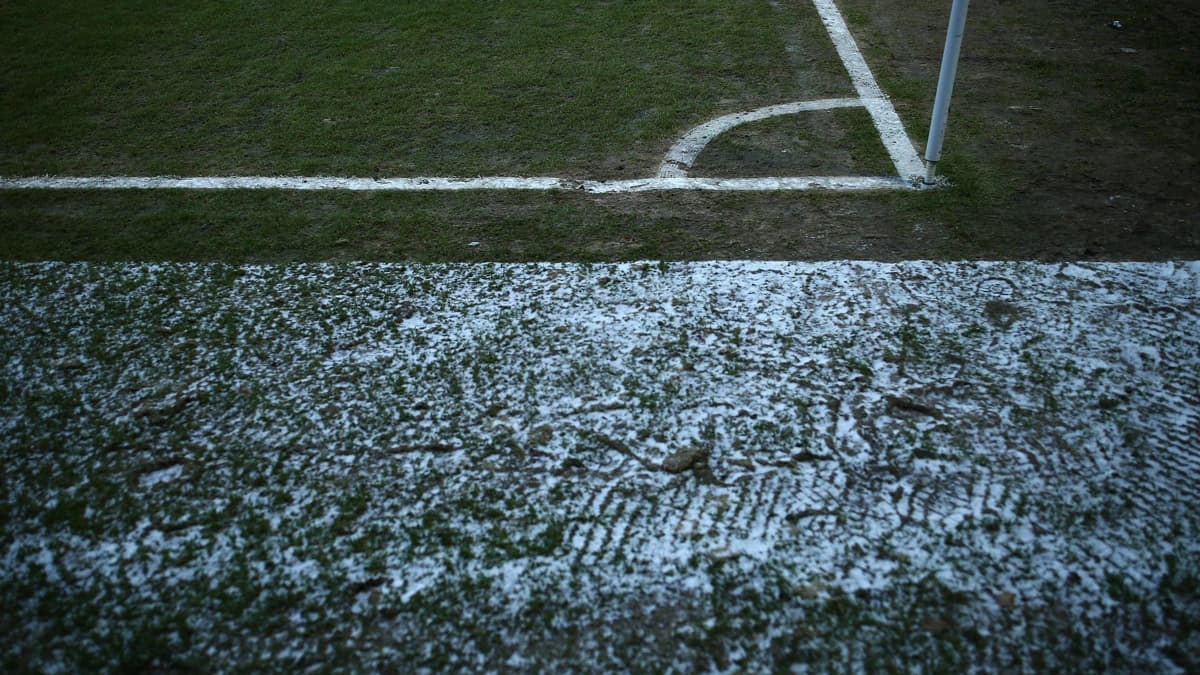 تعویق چهار مسابقه فوتبال لیگ دو و جام حذفی در انگلیس به دلیل یخبندان