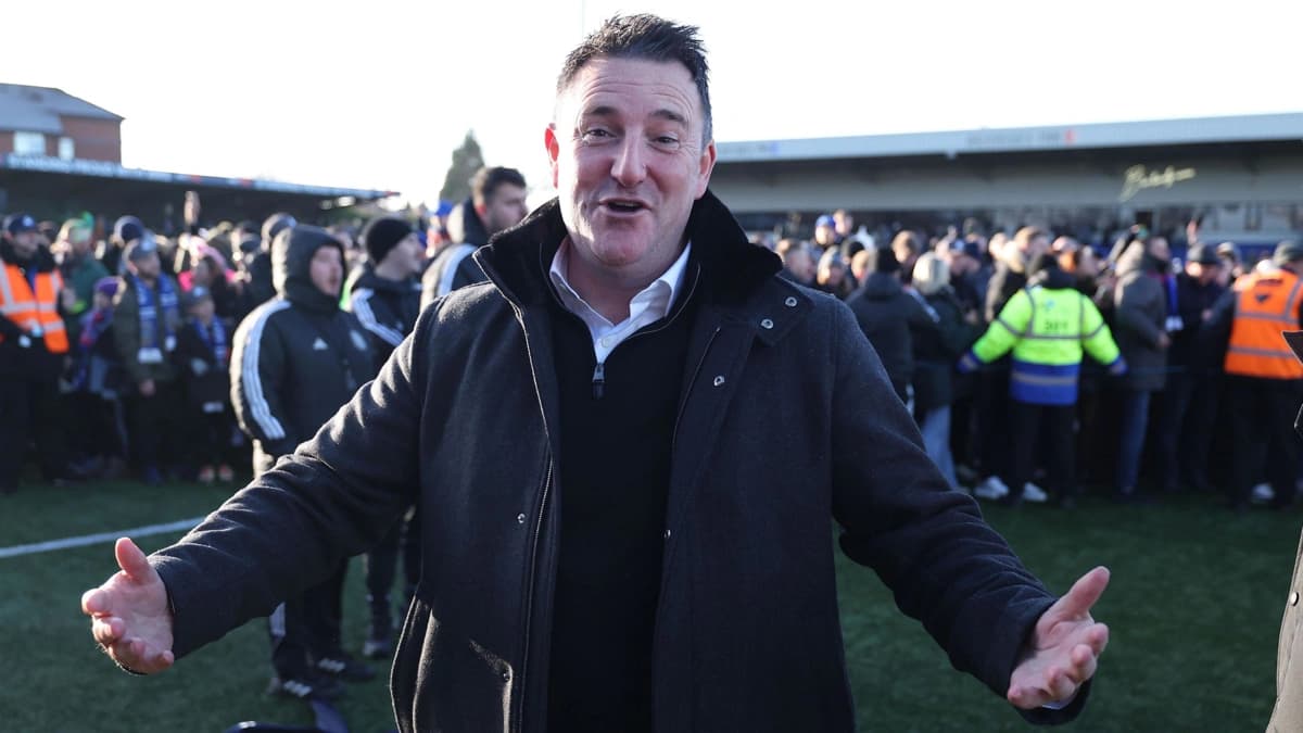 شگفتی تاریخی در جام حذفی انگلیس؛ صعود مکلسفیلد با حضور رئیس باشگاه در جشن قهرمانی