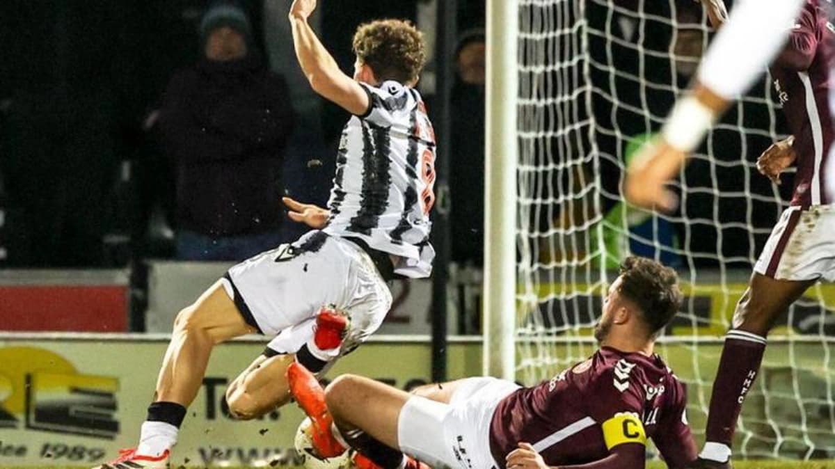 شکست هارتس مقابل سنت میرن؛ اخراج و گل دیرهنگام سرنوشت ساز