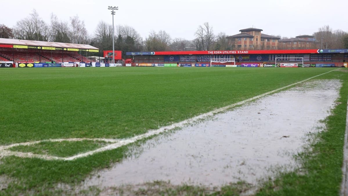 تعویق دیدار برایتون و آرسنال به دلیل آبگرفتگی زمین