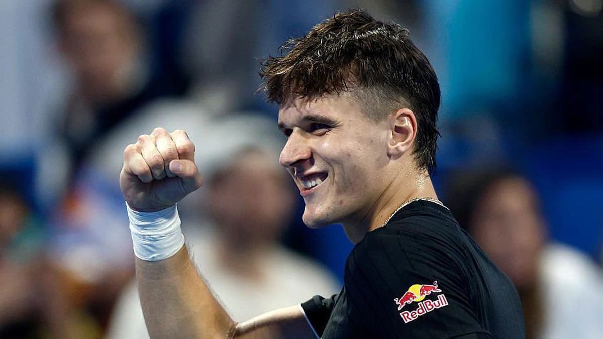 شگفتی بزرگ: یاکوب منسیک با شکست دادن سینر به نیمه‌نهایی قطر رسید