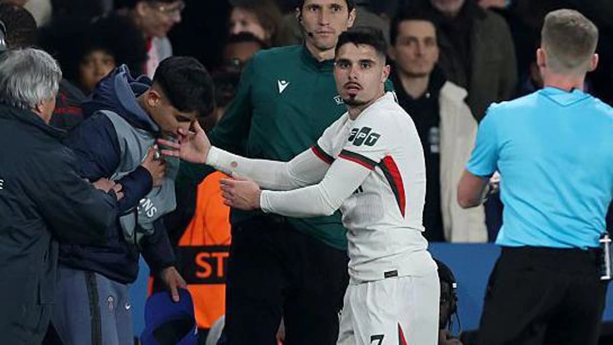 عذرخواهی پدرو نتو پس از هل دادن توپ‌جمع‌کن در دیدار چلسی و پاری سن ژرمن