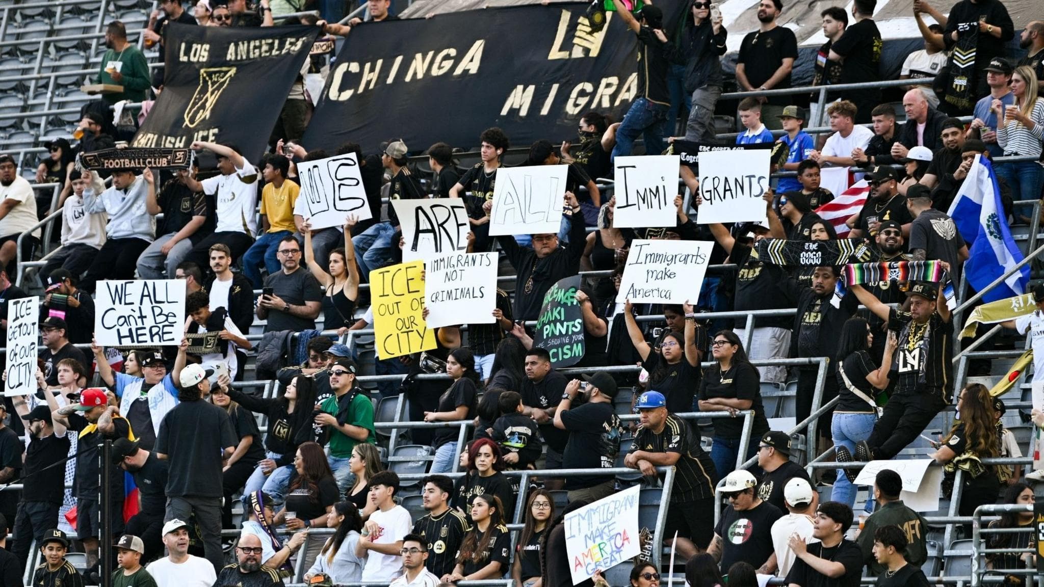 اعتراض بازیکنان و هواداران فوتبال لس‌آنجلس علیه سیاست‌های مهاجرتی ترامپ