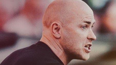 جنس برتل آسکو، مربی جاه‌طلب و جدید مادرول