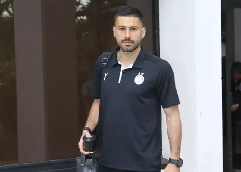 ایمان سلیمی، مدافع استقلال، در مراسم تاسوعای حسینی به پخش نذری پرداخت