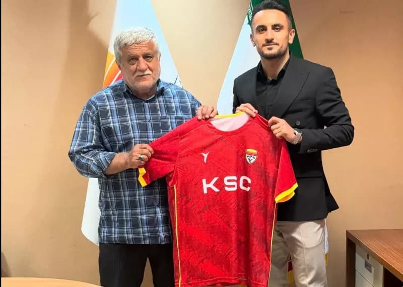 عکس جالب یحیی رزاق‌پور در کنار پدر پس از امضای قرارداد با فولاد خوزستان