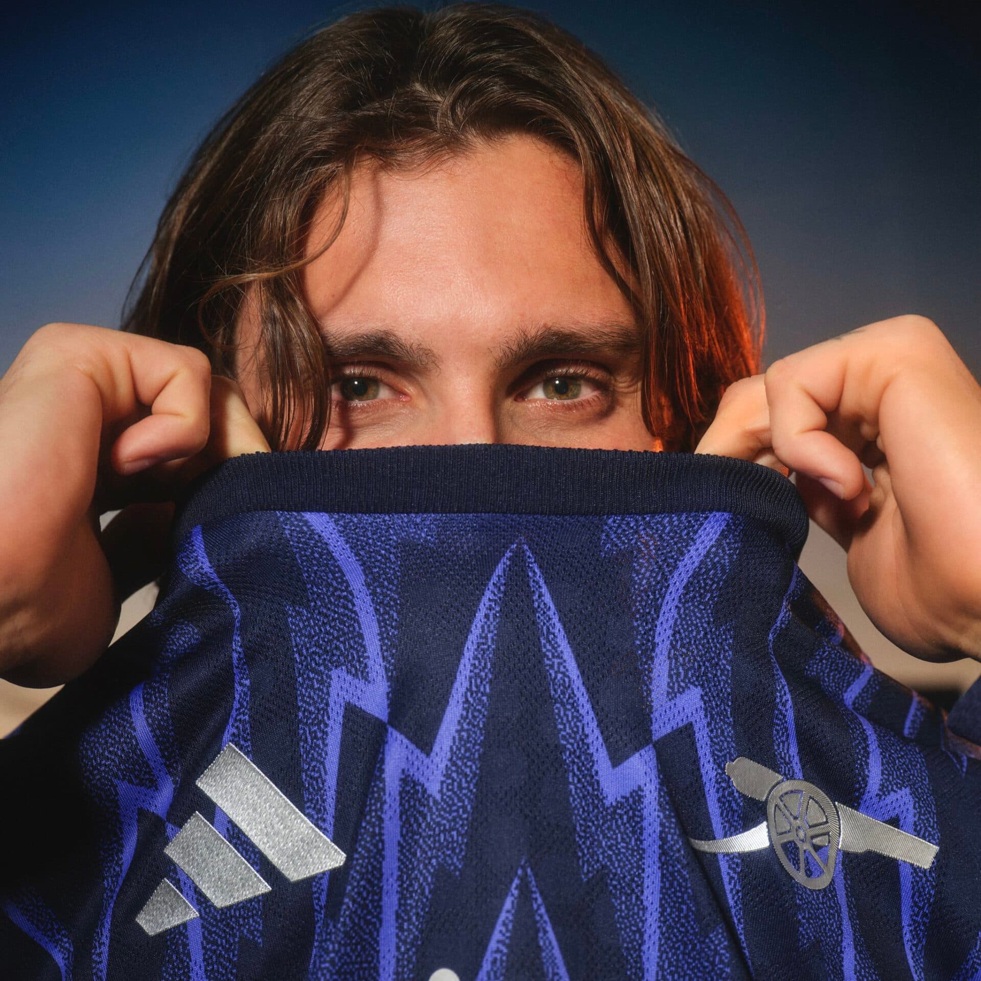 پیراهن دوم جدید آرسنال برای فصل ۲۰۲۵/۲۶ رونمایی شد