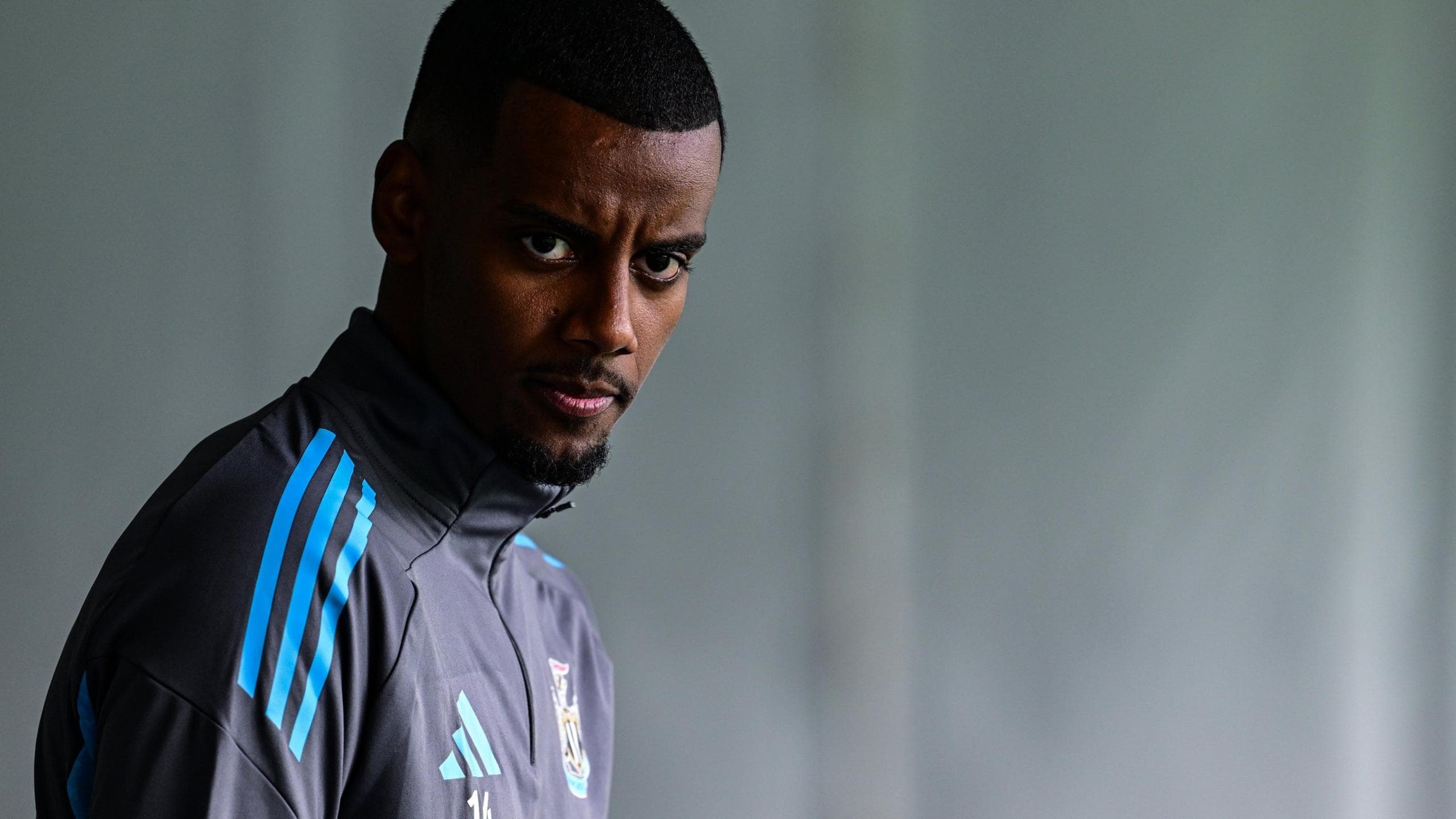 ادعای اعتماد به آینده ایساک در نیوکاسل: اظهار نظر ایدی هاو درباره مهاجم سوئدی