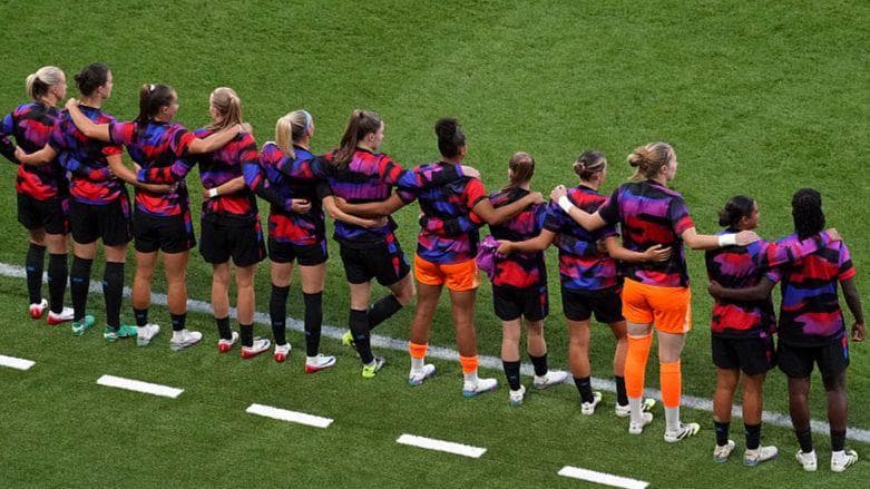 حمایت بازیکنان انگلیس از هم‌تیمی خود به دلیل تعرض نژادپرستانه