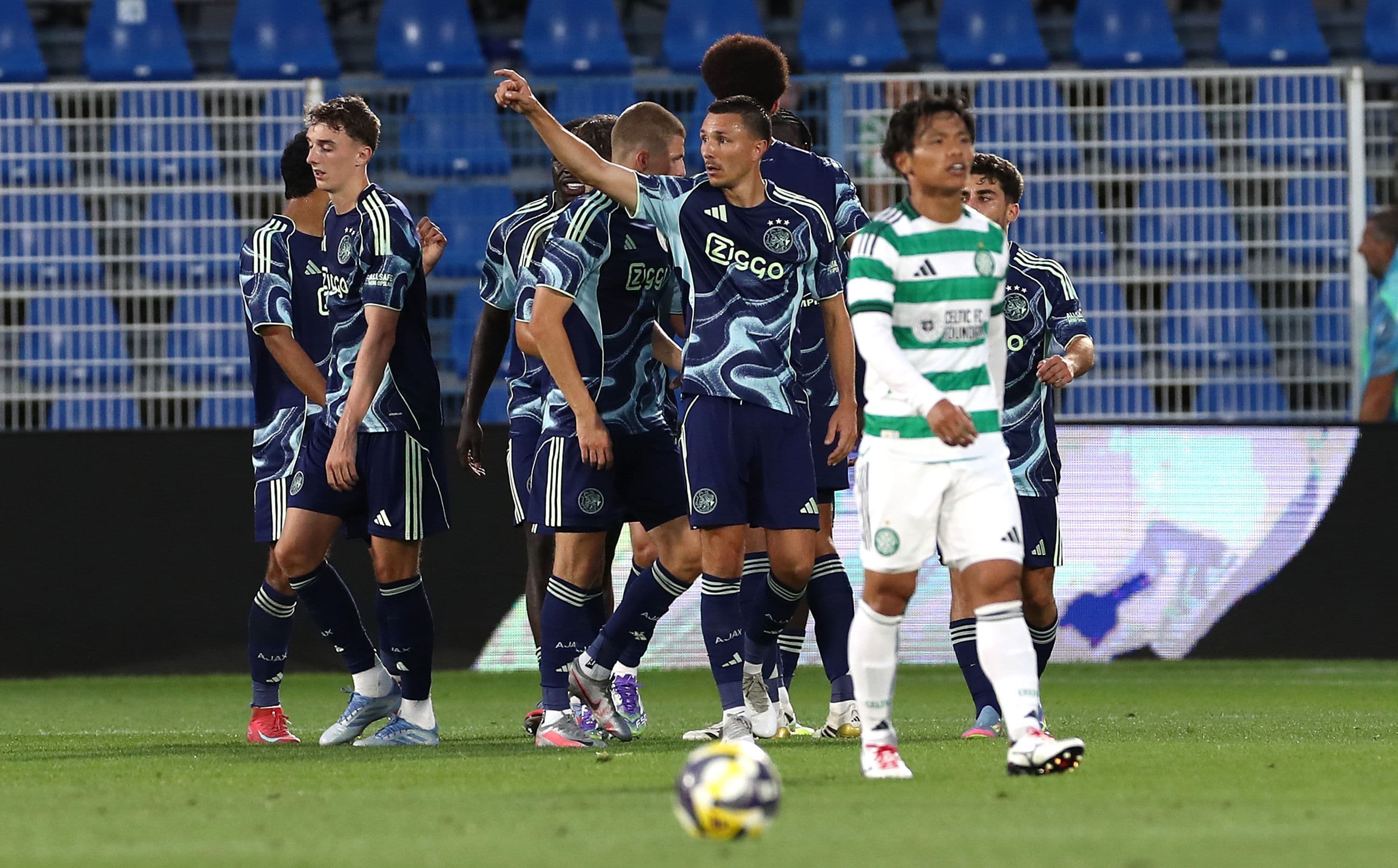 پیروزی قاطع آژاکس مقابل سلتیک و راه‌یابی به فینال جام کومو