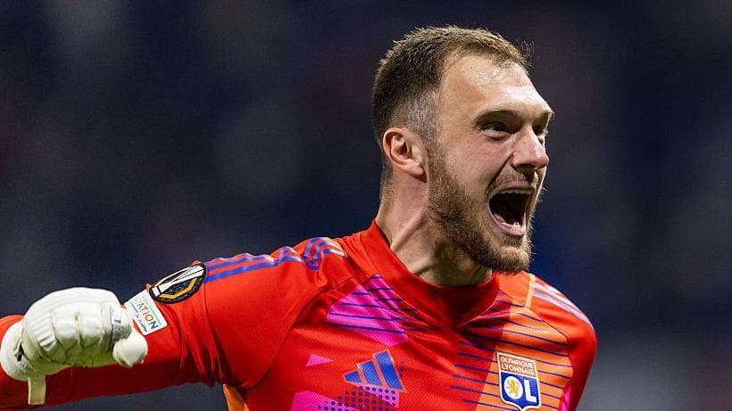 لیست یونایتد دروازه‌بان لیون، لوکاس پری را به عنوان هفتمین خرید تابستانی جذب کرد