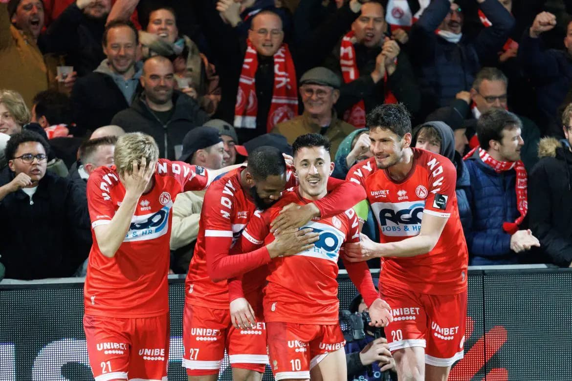 جنت، برنده رقابت برای جذب هدف پیشین آژاکس شد