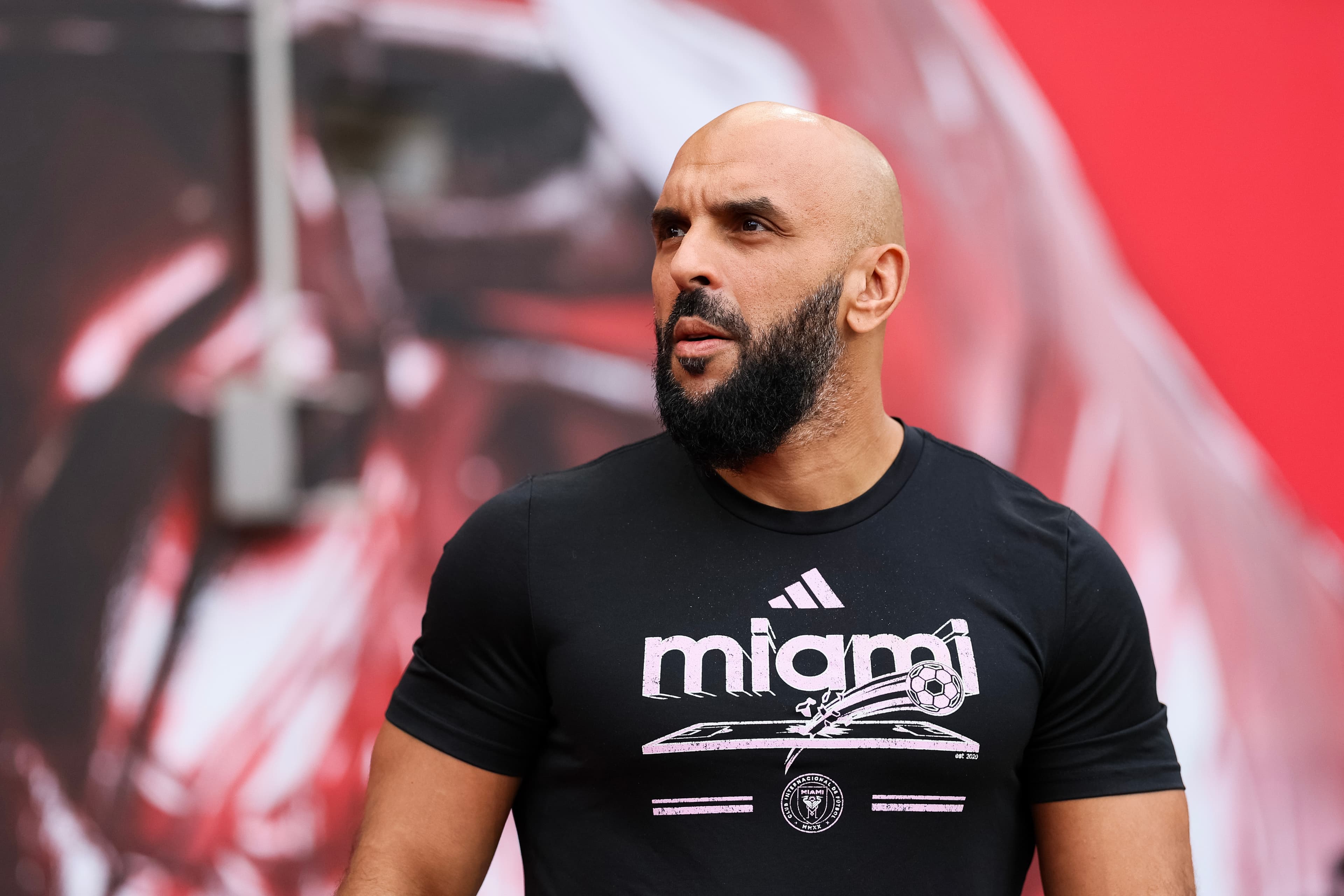 محرومیت محافظ لیونل مسی در جام لیگ‌ها به دلیل ورود به زمین