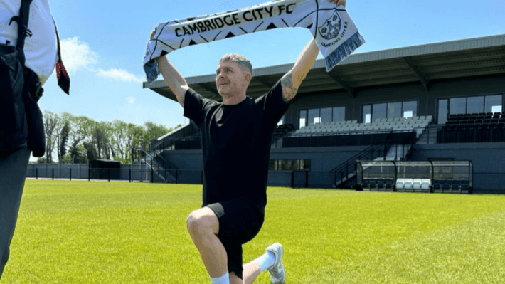 جیمی کیورتون؛ مهاجم سابق لیگ برتر که در ۵۰ سالگی همچنان بازی می‌کند