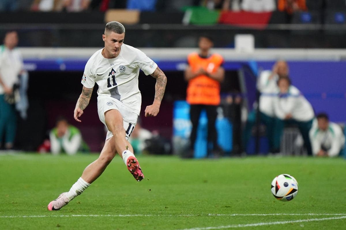 بنژامین سِشکو با مبلغ ۶۶.۵ میلیون پوند به منچستریونایتد پیوست