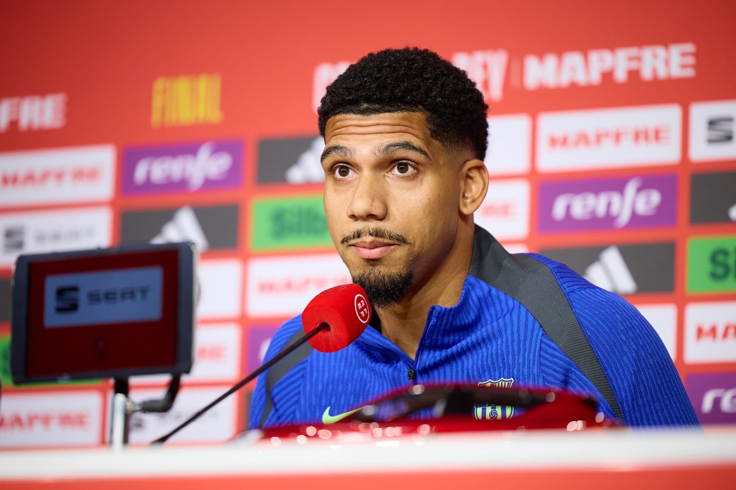 آیا چلسی باید رونالد آرائوخو، مدافع بارسلونا را به خدمت بگیرد؟