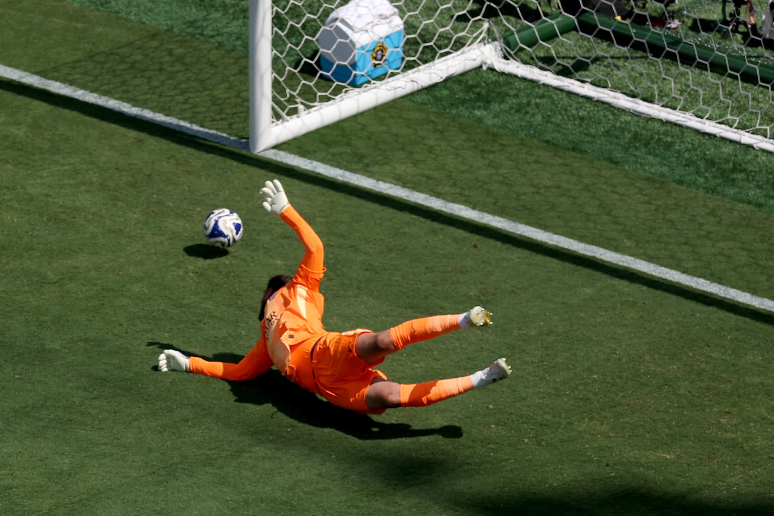 آیا منچستریونایتد باید برای جذب دوناروما وارد رقابت با چلسی شود؟