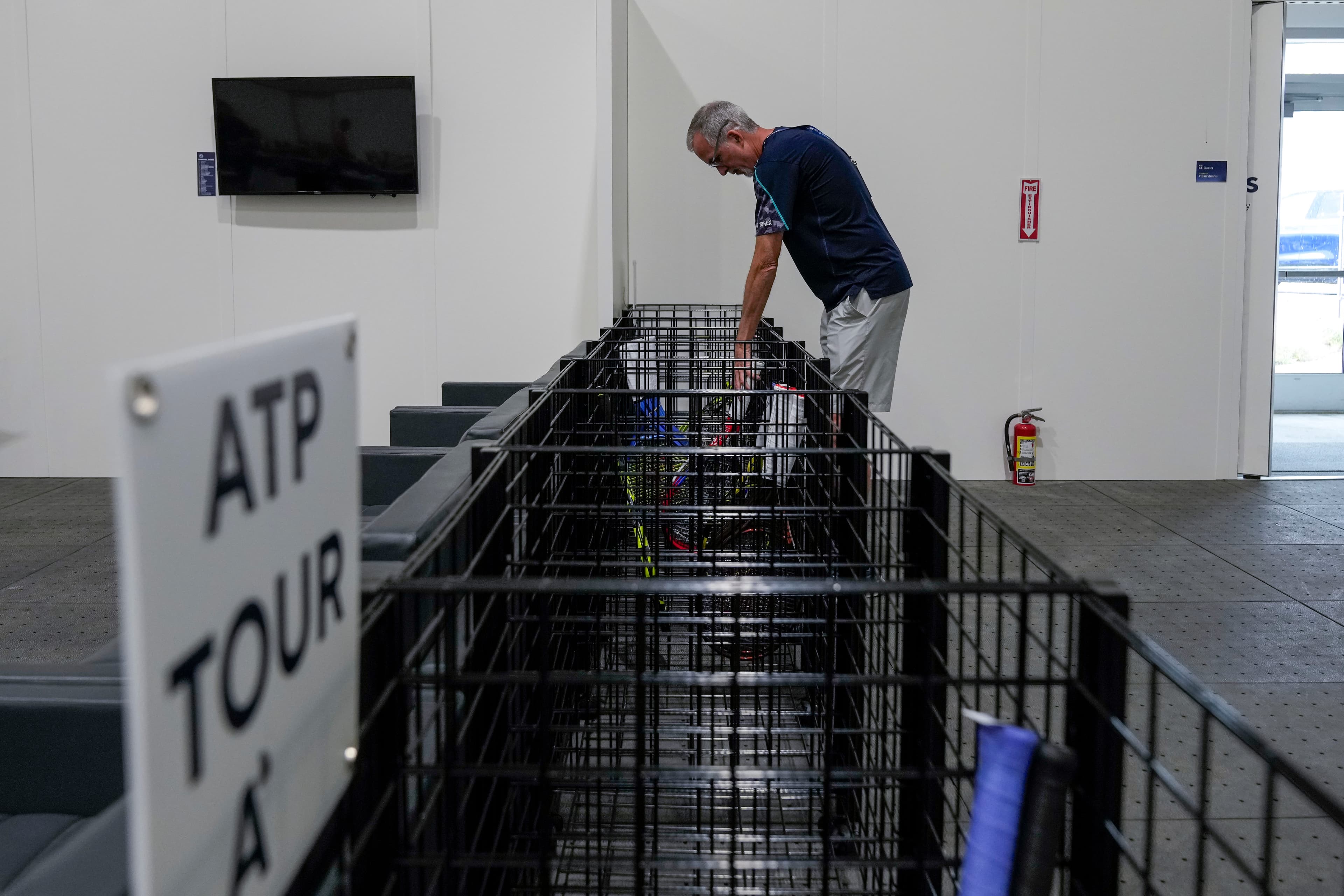 پشت صحنه خدمات زه‌کشی راکت‌های تنیس در مسابقات سینسیناتی