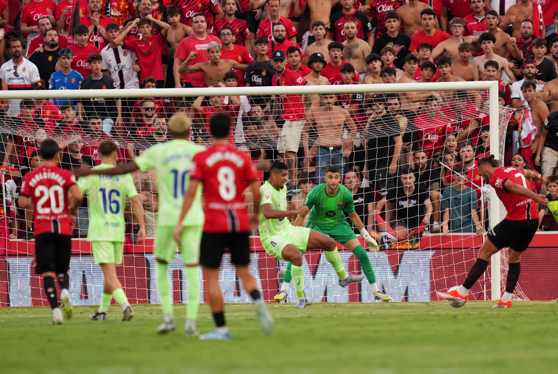 اظهارات بازیکنان بارسلونا پس از پیروزی مقابل مایورکا؛ "او به صورتم ضربه زد"