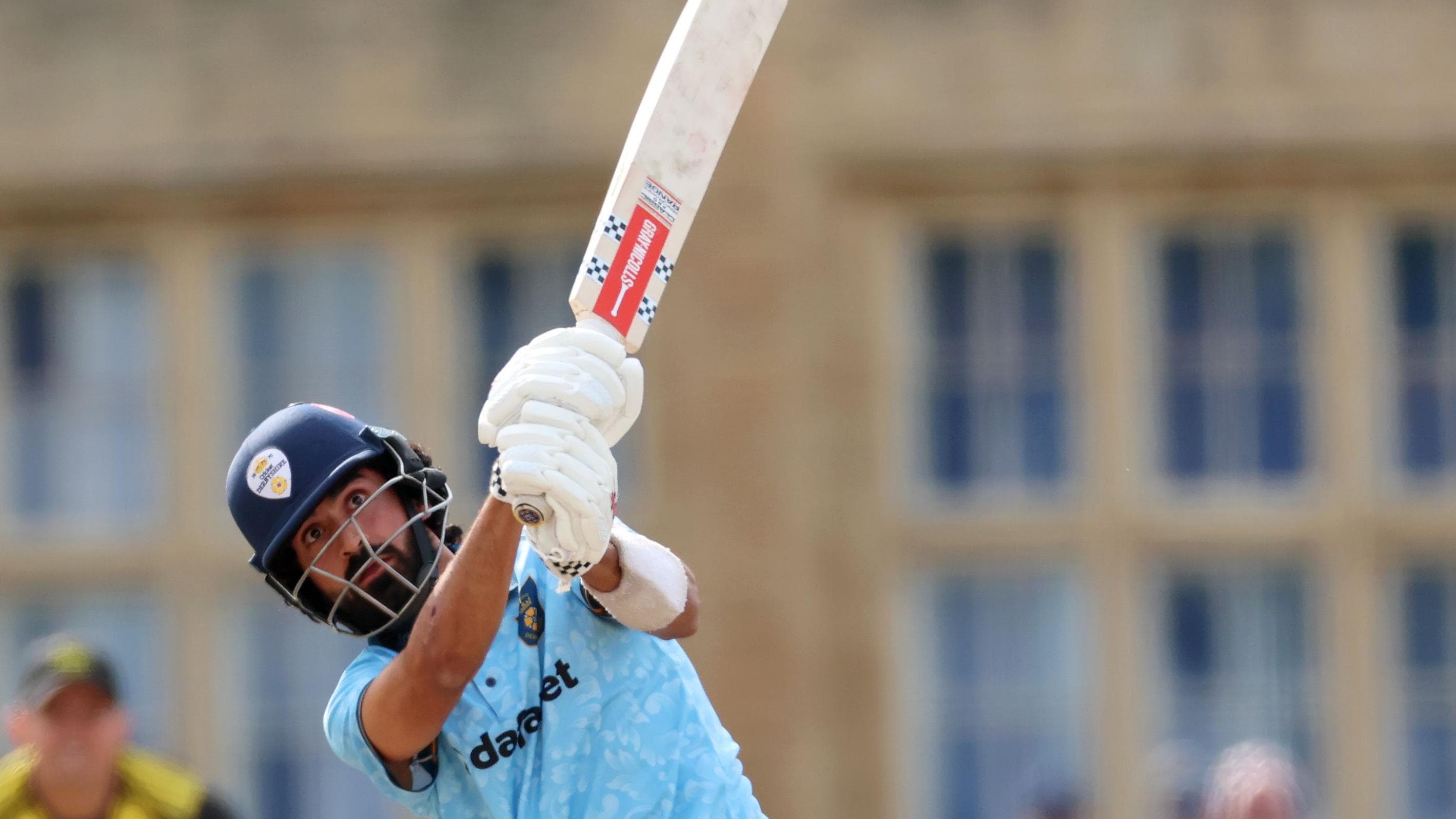 تمدید قرارداد آمریت باسرا با دربی‌شایر برای دو فصل دیگر