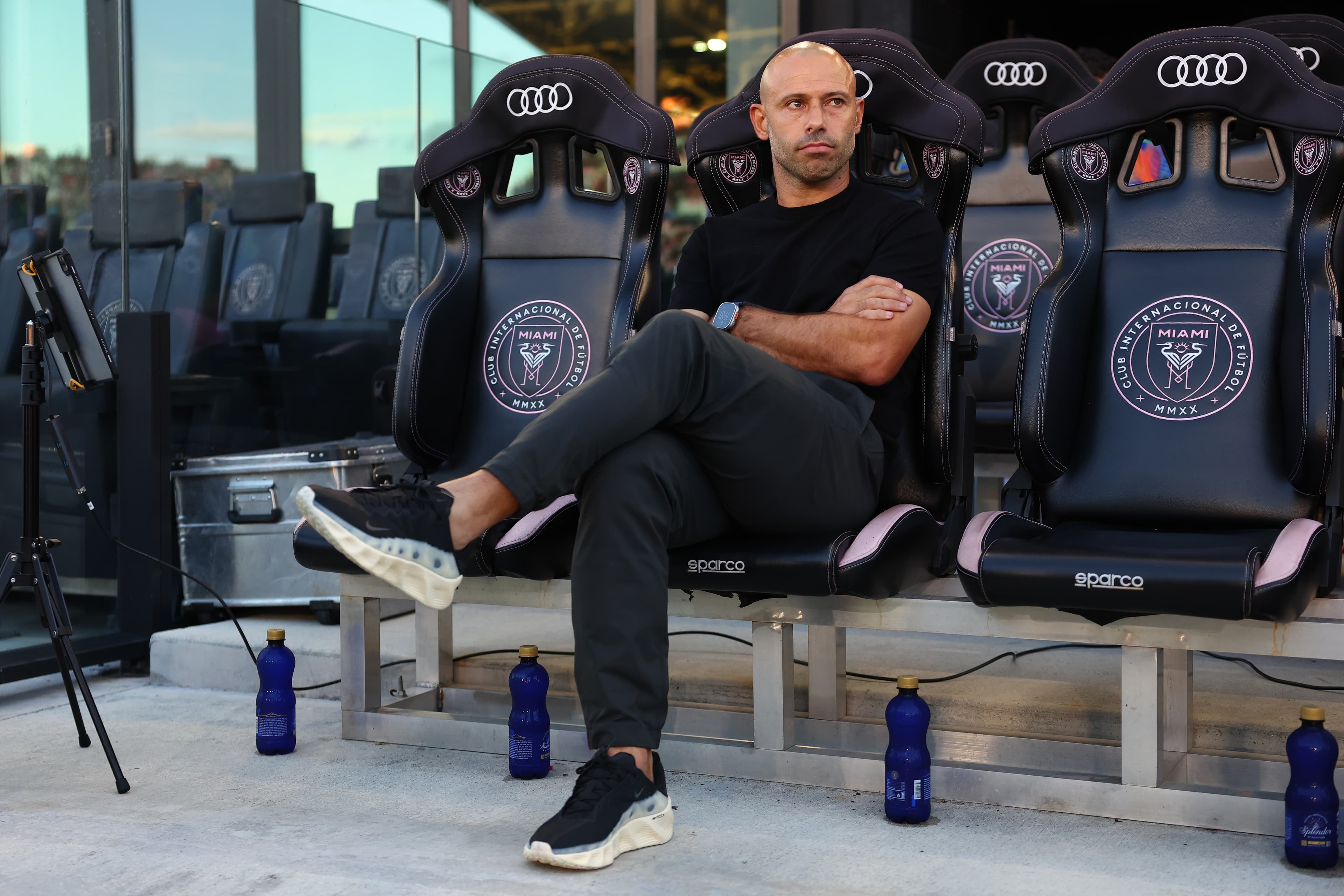 اخراج ماسکرانو و ادامه مربیگری با موبایل: جنجال جدید در فوتبال آمریکا