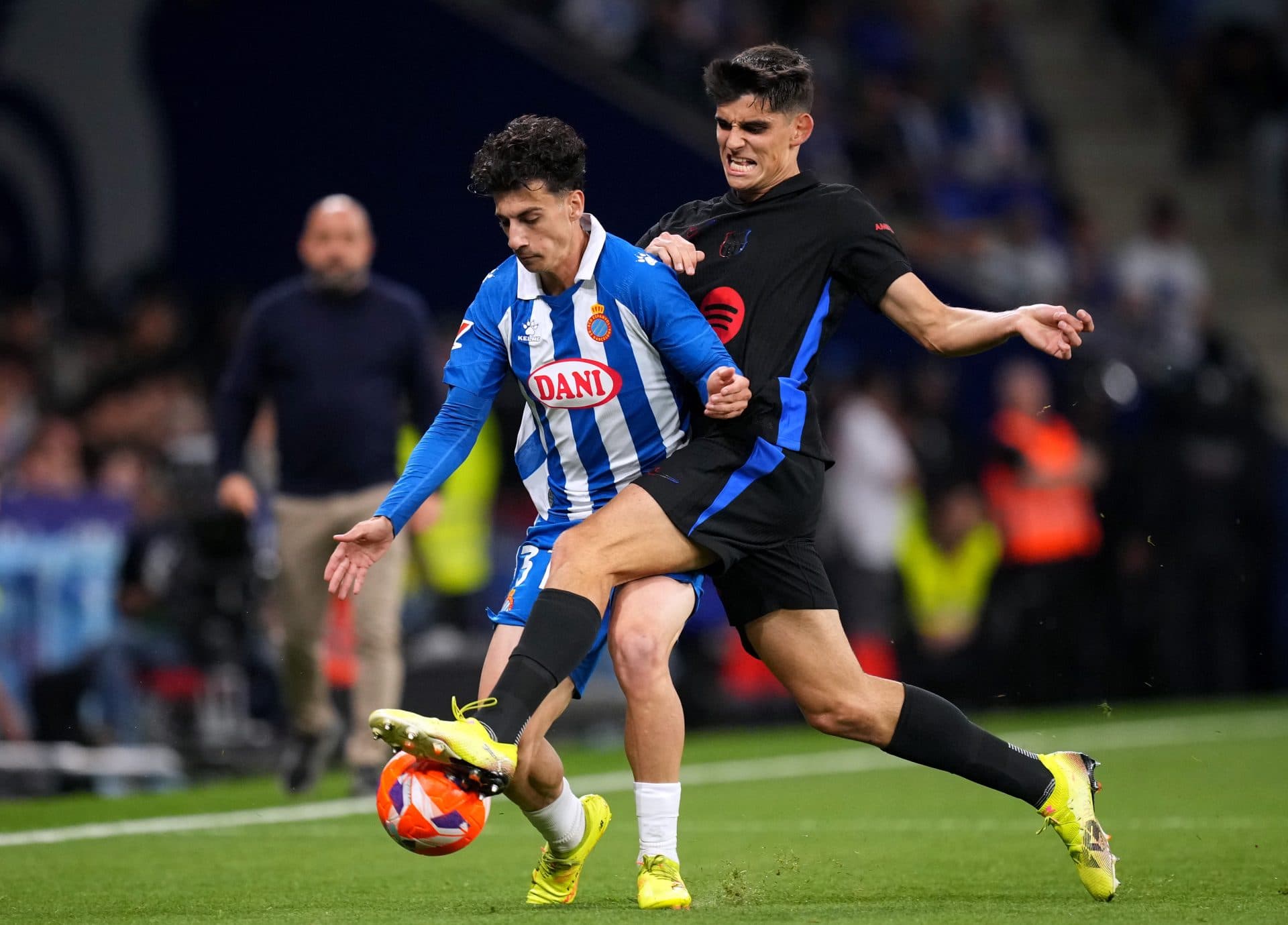 تلاش بارسلونا برای ثبت نام جرارد مارتین پیش از دیدار با لوانته