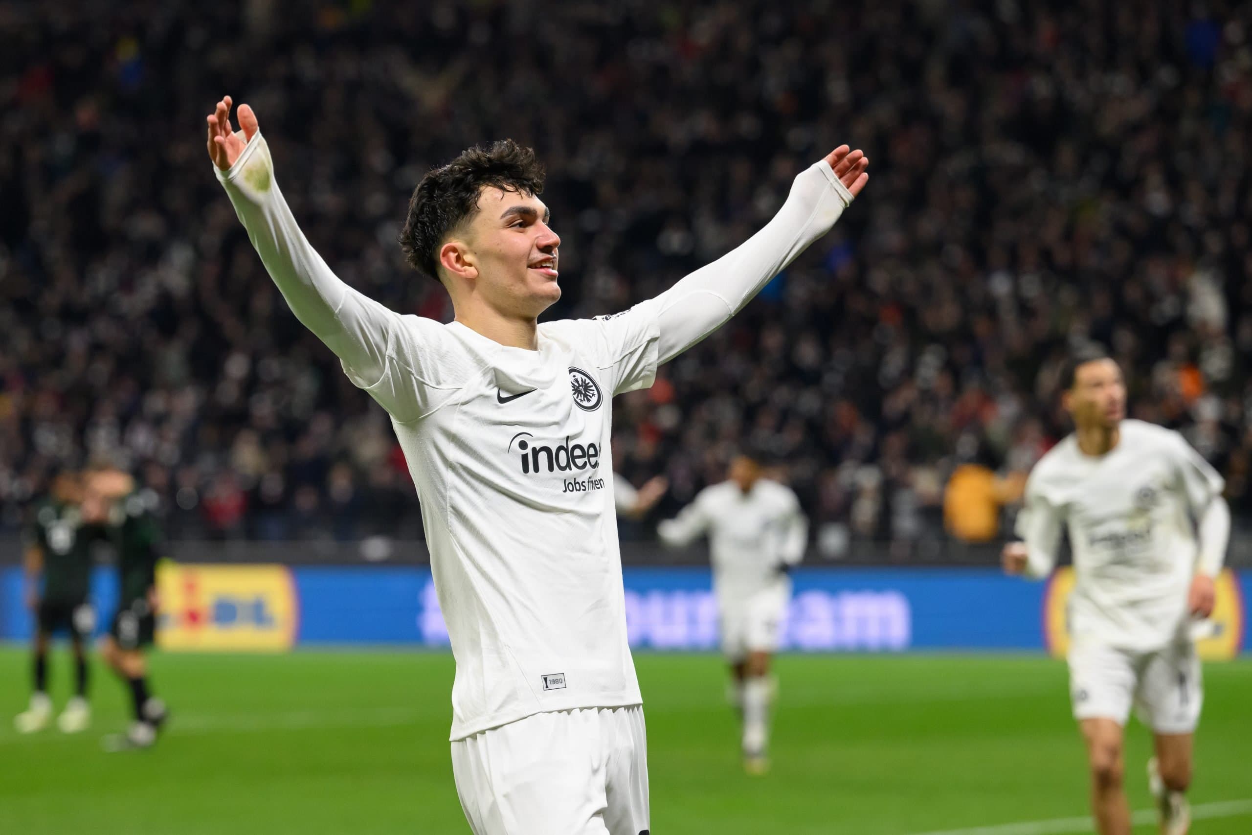 درخشش جان اوزون در اینتراخت فرانکفورت؛ جوان‌ترین رکورددار گل‌سازی باشگاه