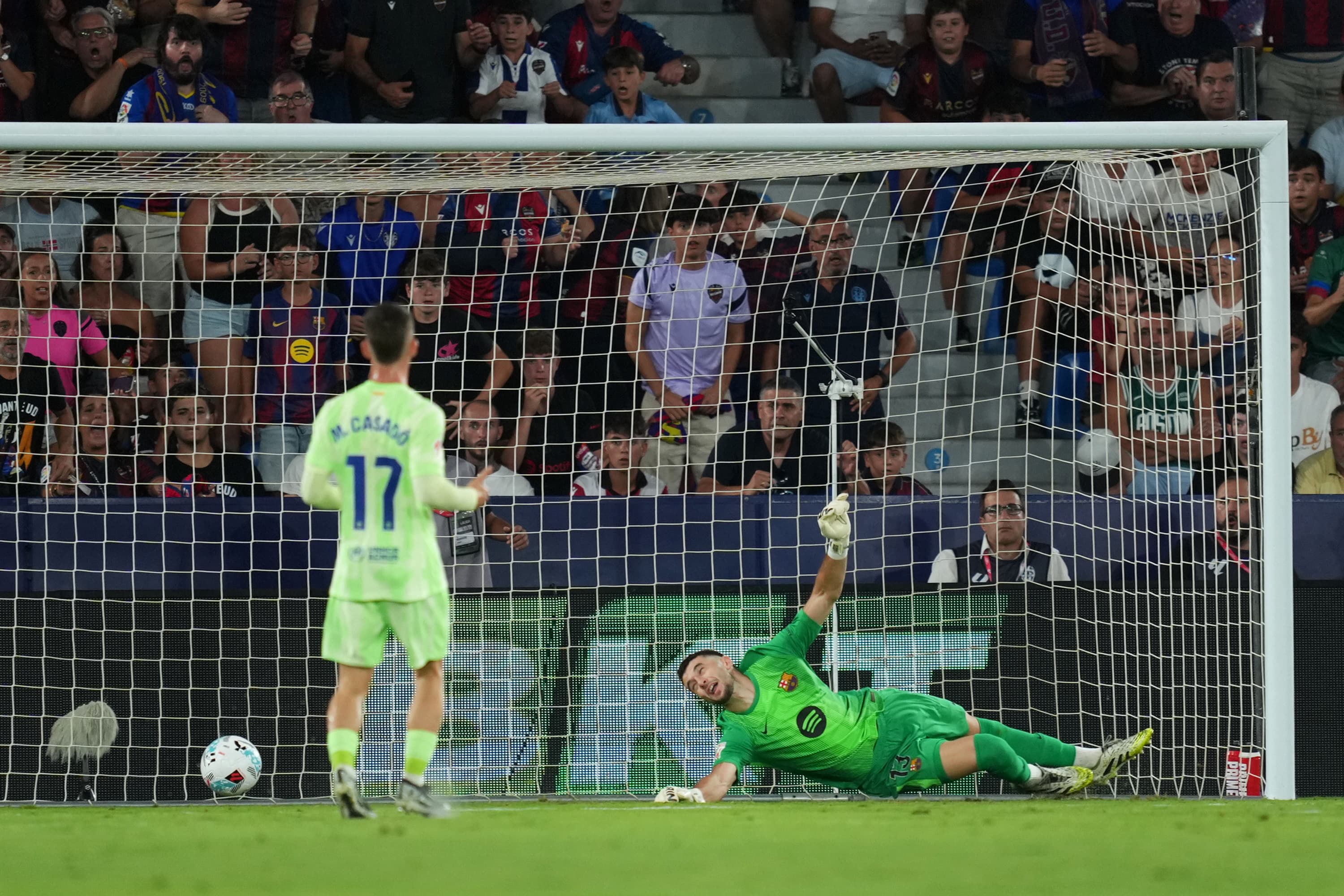 گلایه بارسلونا از پنالتی بحث‌برانگیز مقابل لوانته