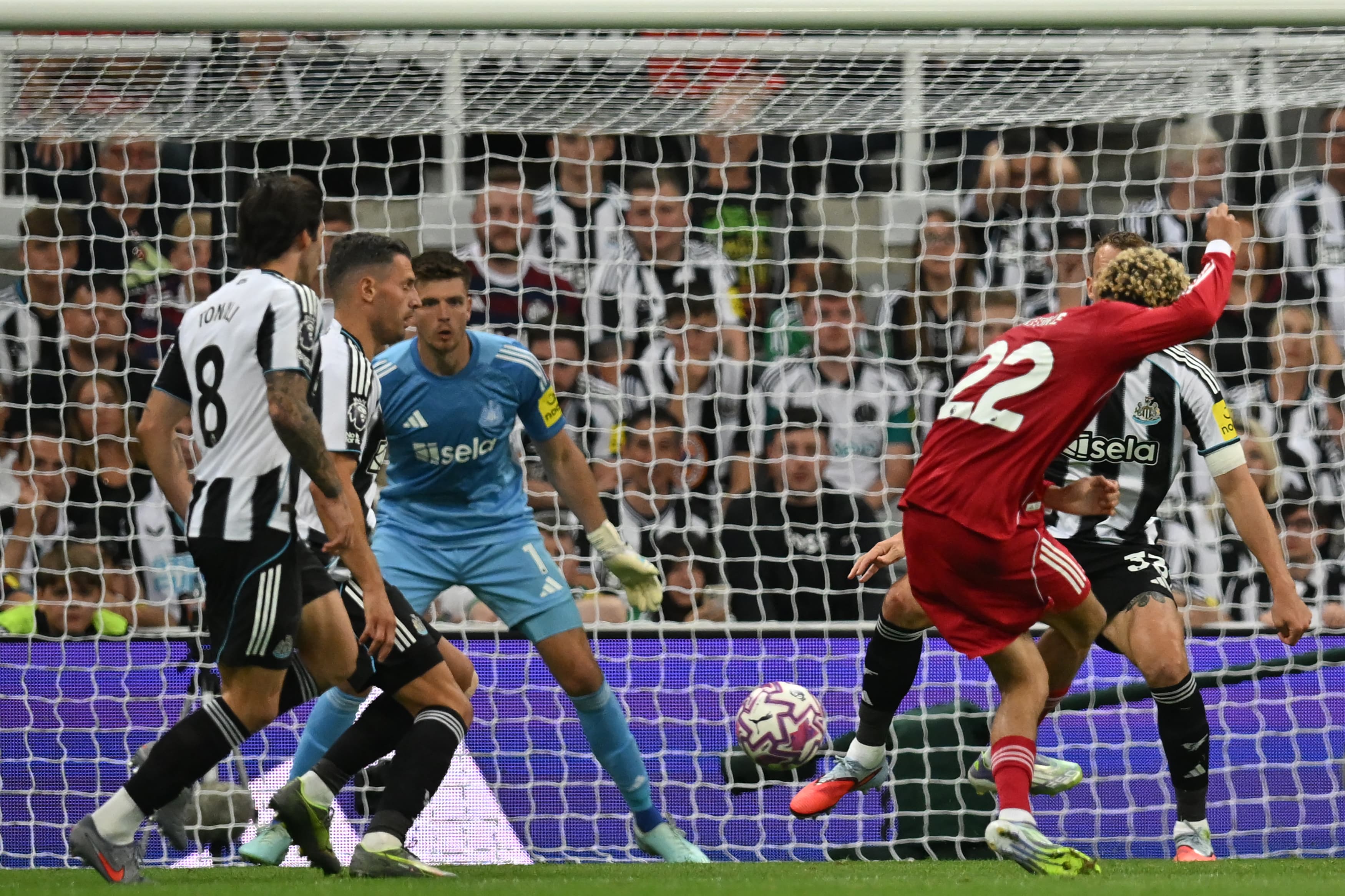 خلاصه بازی نیوکاسل و لیورپول؛ شبی پرحادثه در سنت جیمز پارک