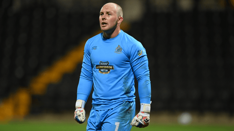 ماجرای عجیب در فوتبال: دروازه‌بانی که نزدیک بود فوتبال را کنار بگذارد