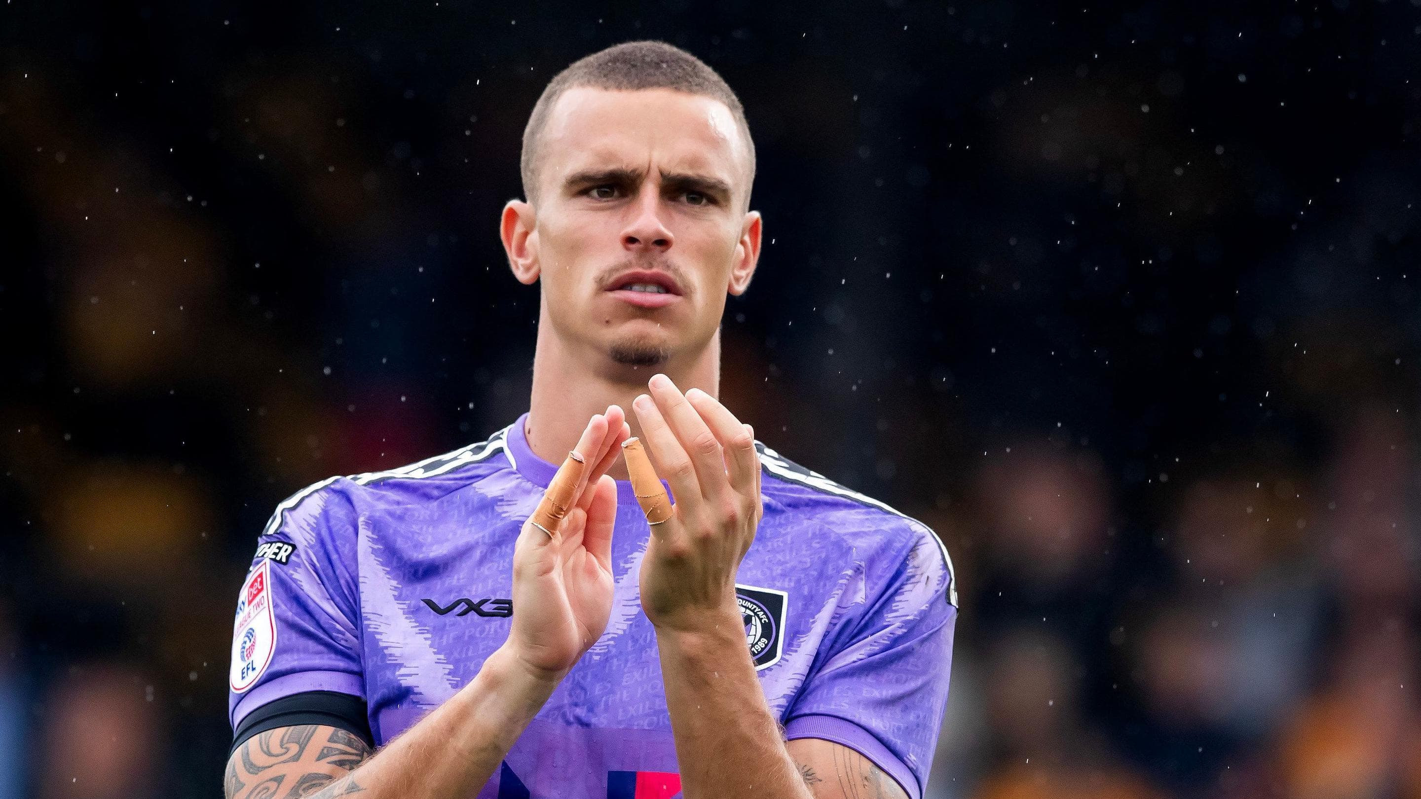 درخشش دروازه‌بان نیوپورت کانتی، نیک تزانو، در آستانه دربی سِوِرن‌ساید