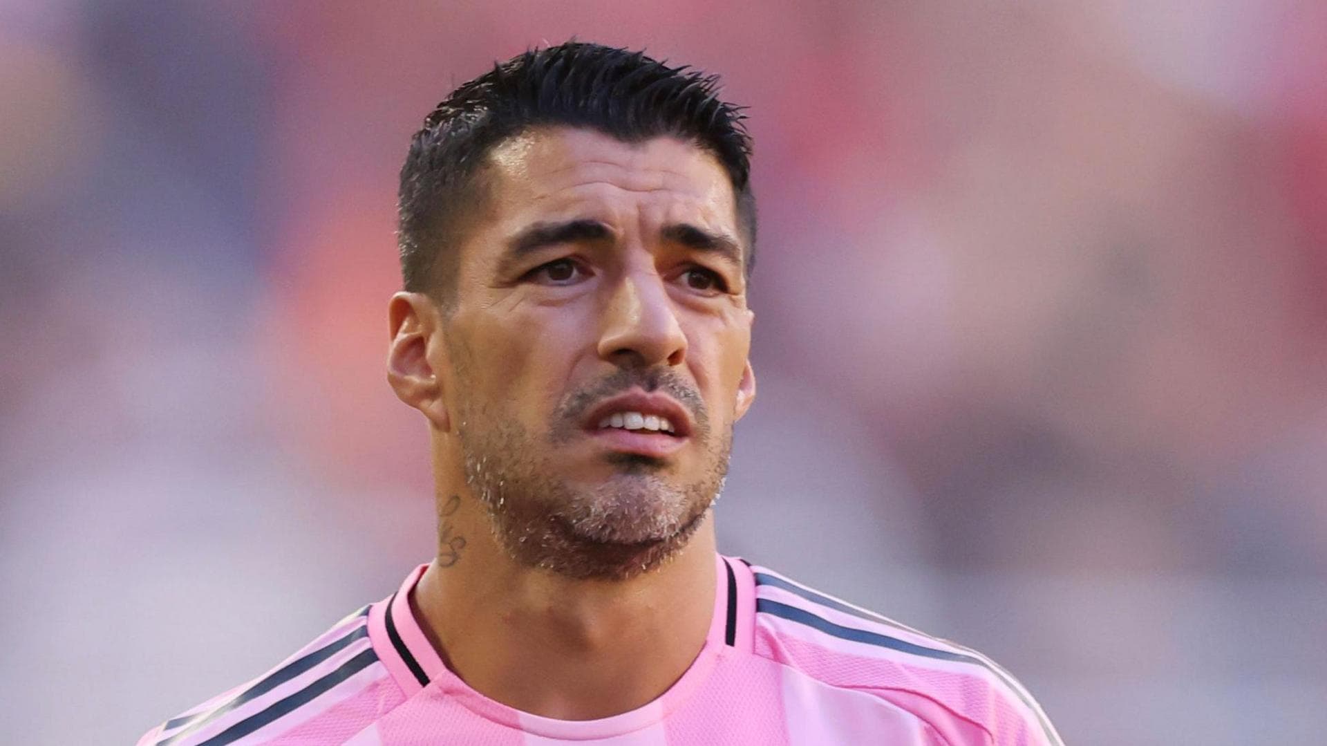 عذرخواهی لوییس سوارز بابت تف کردن به مربی حریف