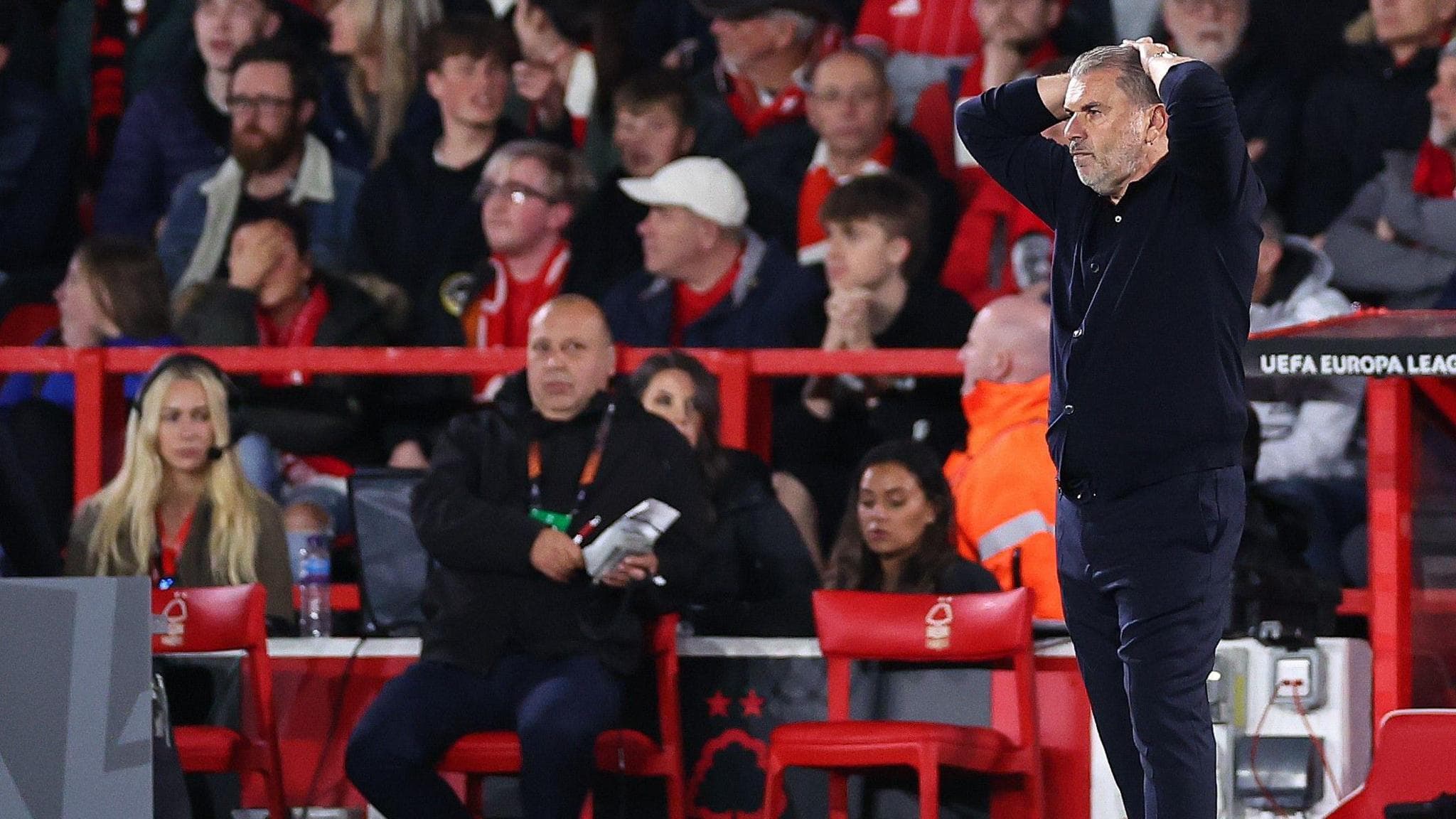 واکنش انگه پوستکوقلو به شعارهای هواداران ناتینگهام فارست بعد از شکست در لیگ اروپا