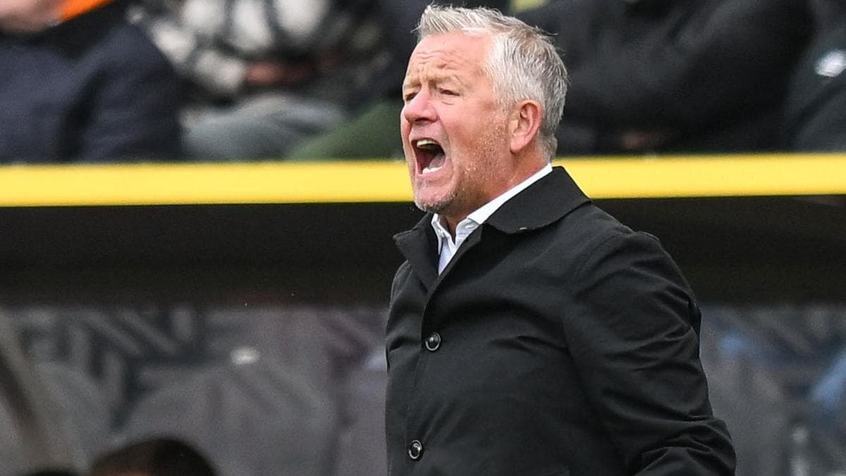 مربی شفیلد یونایتد به دلیل پرتاب توپ به سکو متهم شد