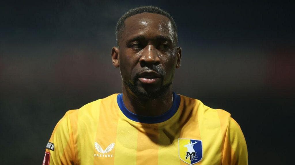 بازگشت لوکاس آکینز به منسفیلد تاون پس از آزادی از زندان