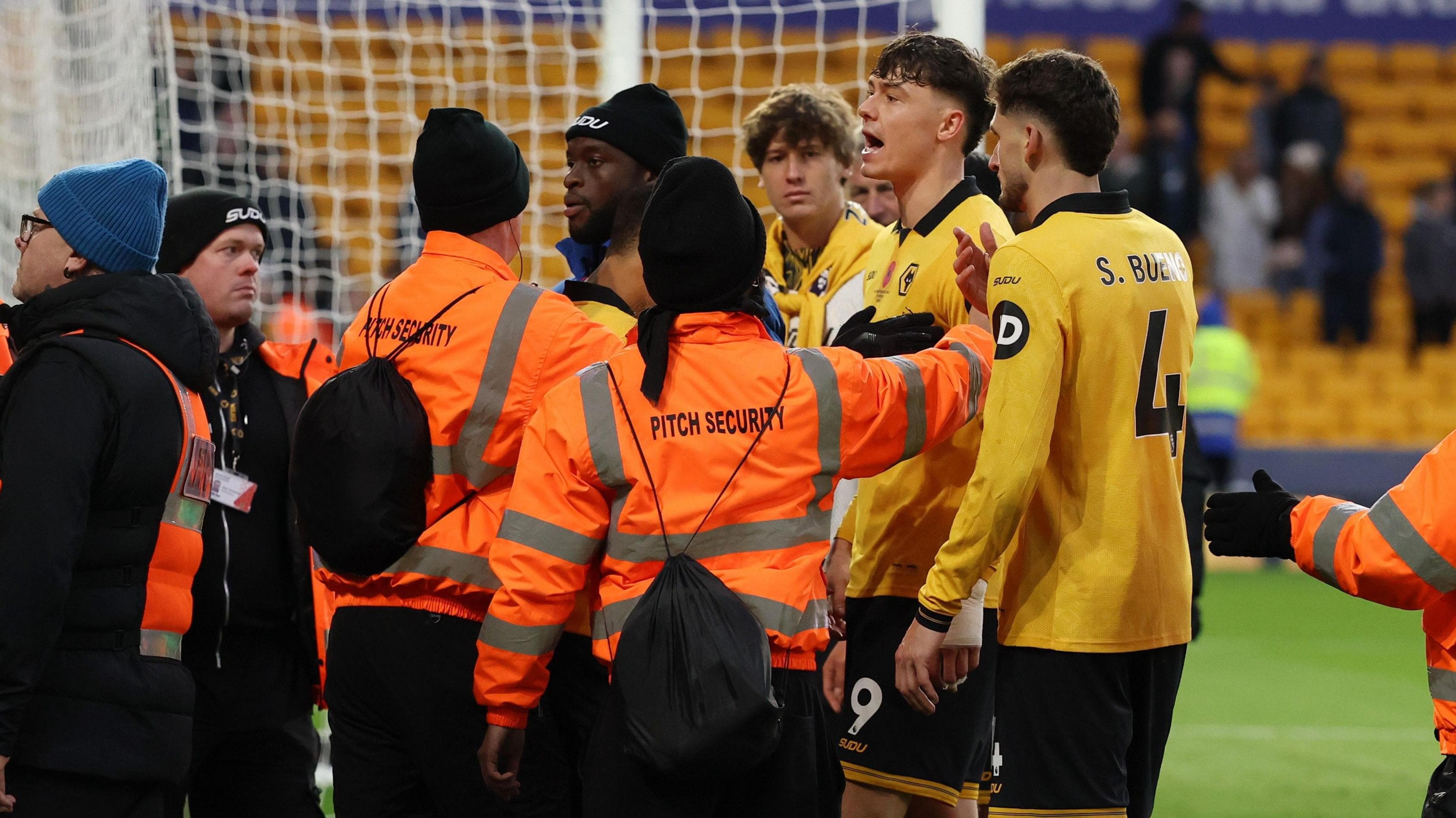 خشم هواداران و وضعیت بحرانی؛ آینده پریرا و وولورهمپتون چیست؟