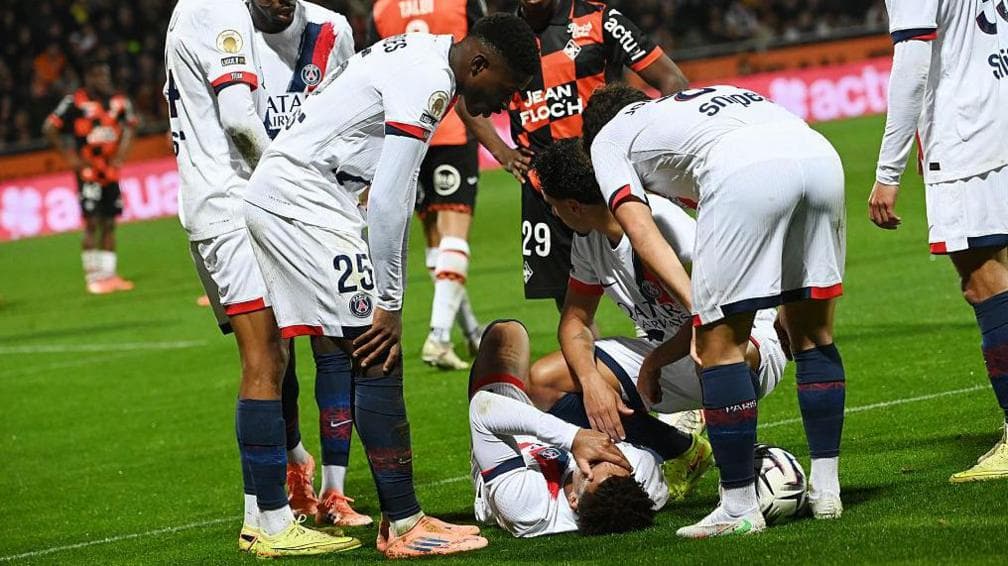 دویه بازیکن پاری سن ژرمن دوباره مصدوم شد و با عصا ورزشگاه را ترک کرد