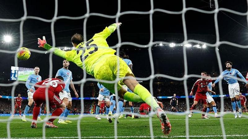 واکنش هاوارد وب به گل مردود لیورپول مقابل منچسترسیتی؛ تصمیم داور قابل دفاع بود