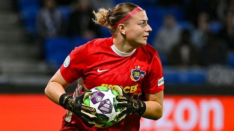 دروازه‌بانی در لیگ قهرمانان اروپا و دانشجوی پزشکی؛ داستان کارینا شلوتر