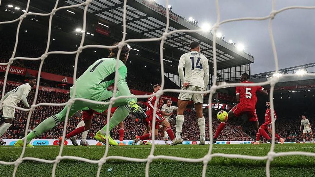 بررسی چالش های قانون آفساید و نقش VAR؛ آیا می توان این مشکل را حل کرد؟