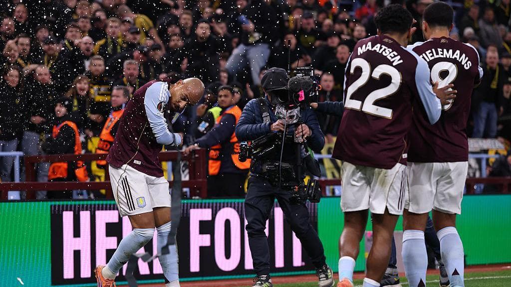 درگیری تماشاگران در بازی آستون ویلا و یانگ بویز؛ برخورد لیوان به سر مالن و توقف موقت مسابقه